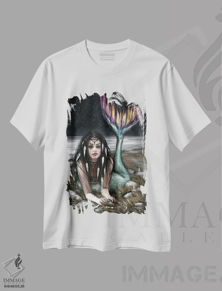 تیشرت سفید طرح دار پری دریایی نور ستارگان، دکوراسیون جایگزین اثر جاستین گِداک | immage.ir
