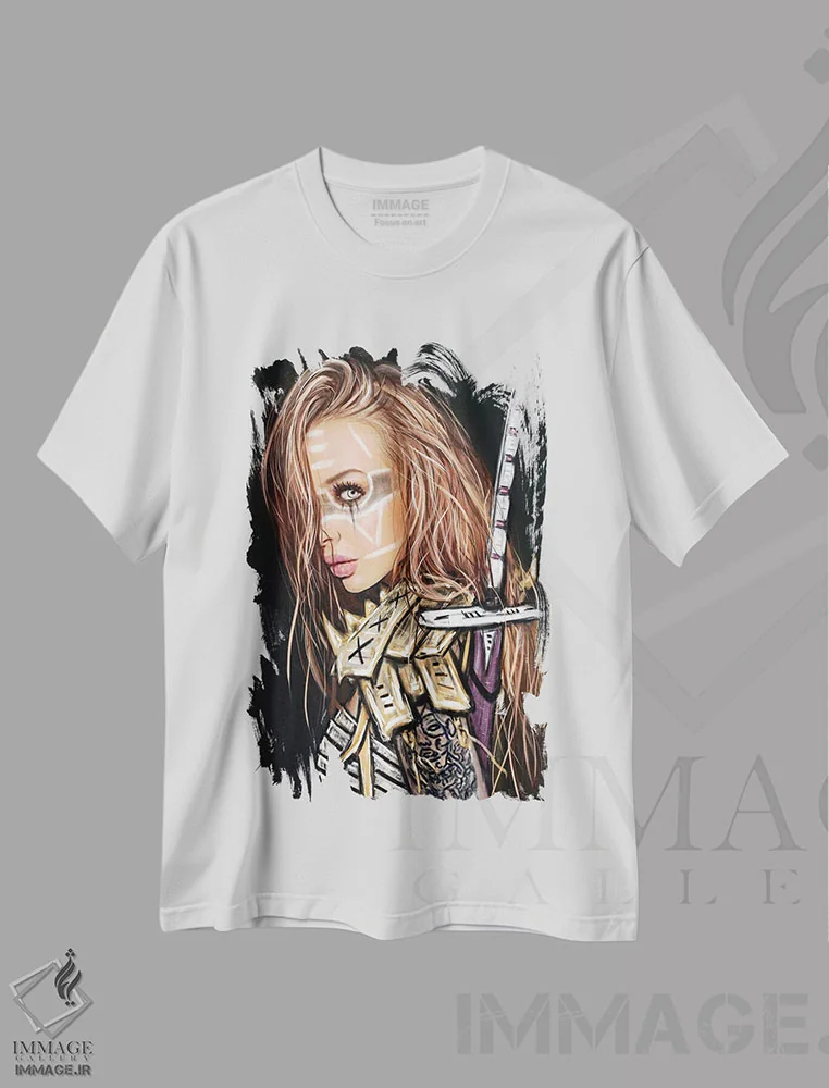تیشرت سفید طرح دار هنوز هم قوی تر، دکوراسیون جایگزین اثر جاستین گِداک | فروشگاه ایماژ