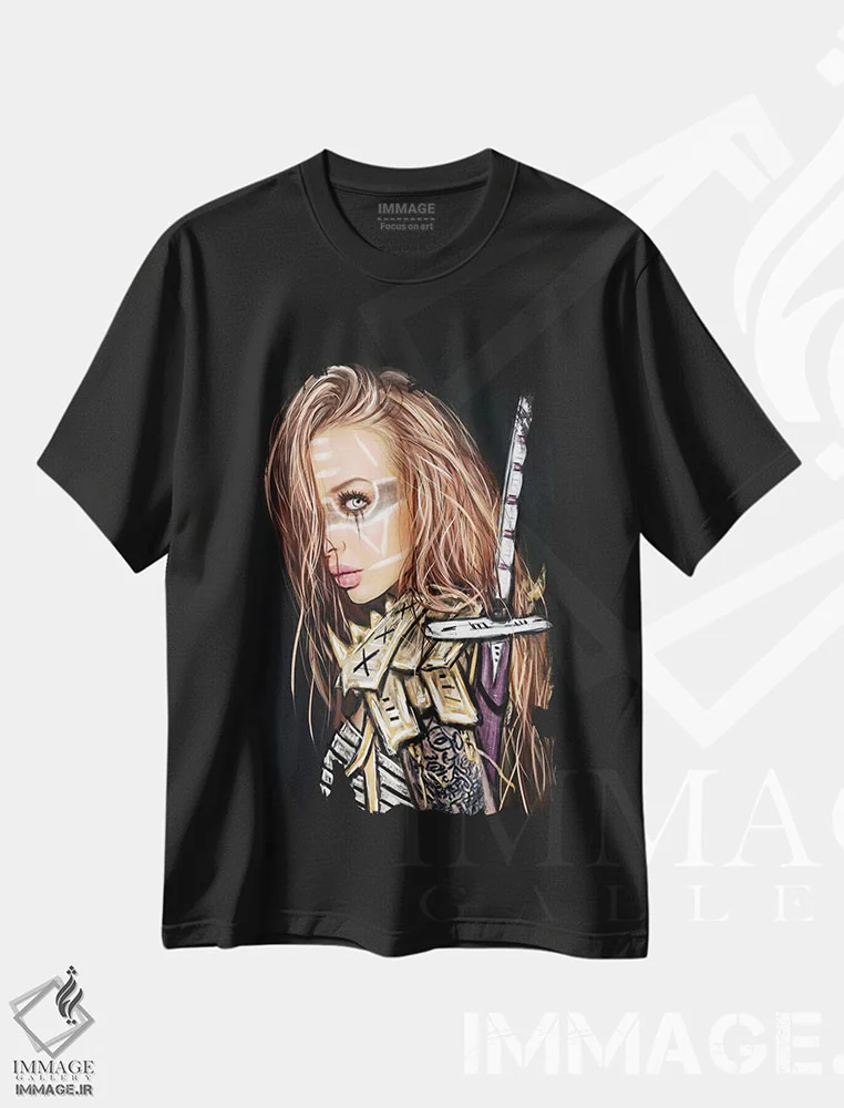 تیشرت مشکی طرح دار هنوز هم قوی تر، دکوراسیون جایگزین اثر جاستین گِداک | immage.ir