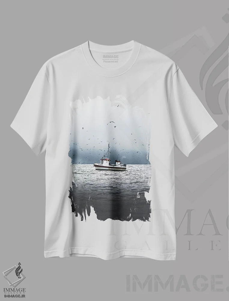 تیشرت سفید طرح دار قایق تنها، مدیوم اثر جو شاتر | فروشگاه ایماژ