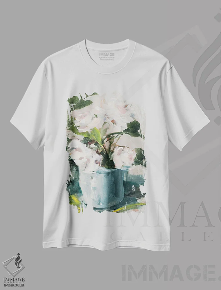 تیشرت سفید طرح دار گل صدتومانی در گلدان آبی، دکور معاصر اثر جین اسلیوکا | فروشگاه ایماژ