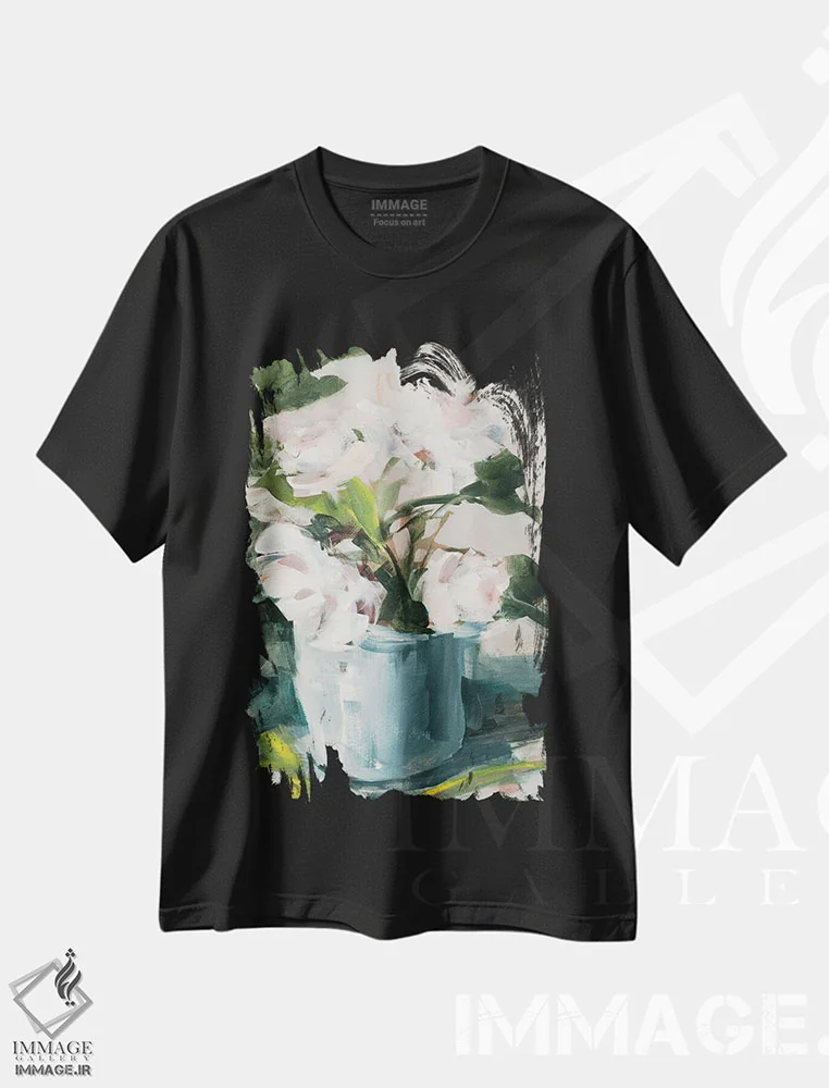تیشرت مشکی طرح دار گل صدتومانی در گلدان آبی، دکور معاصر اثر جین اسلیوکا | immage.ir