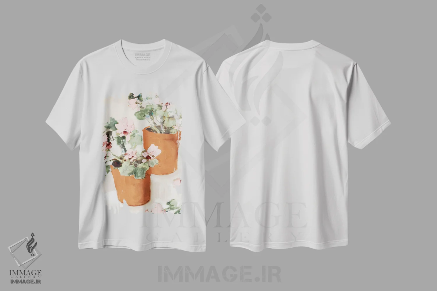 تیشرت سفید طرح دار شمعدانی صورتی در گلدان، دکور معاصر اثر جین اسلیوکا | immage.ir