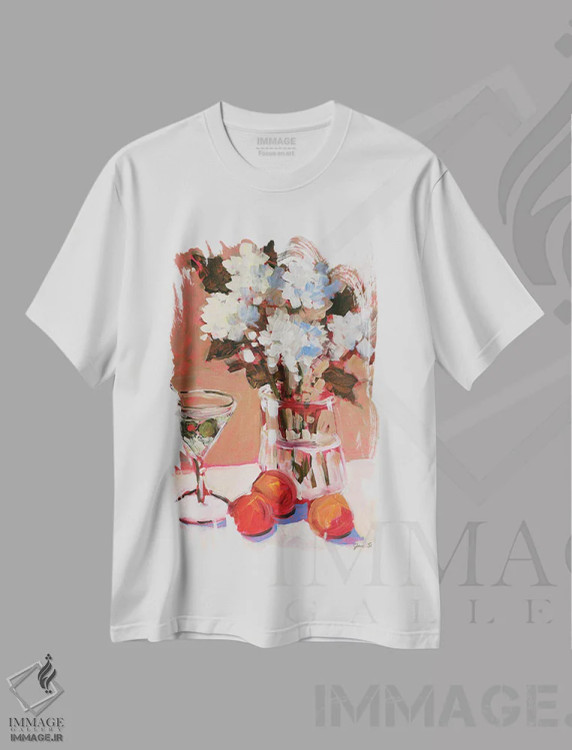 تیشرت سفید طرح دار گل ها و مارتینی، دکور معاصر اثر جین اسلیوکا | فروشگاه ایماژ