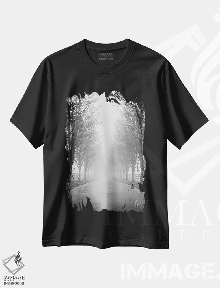 تیشرت مشکی طرح دار جاده کنجکاو، عکاسی سیاه و سفید اثر جاستین اسپایوی | فروشگاه ایماژ