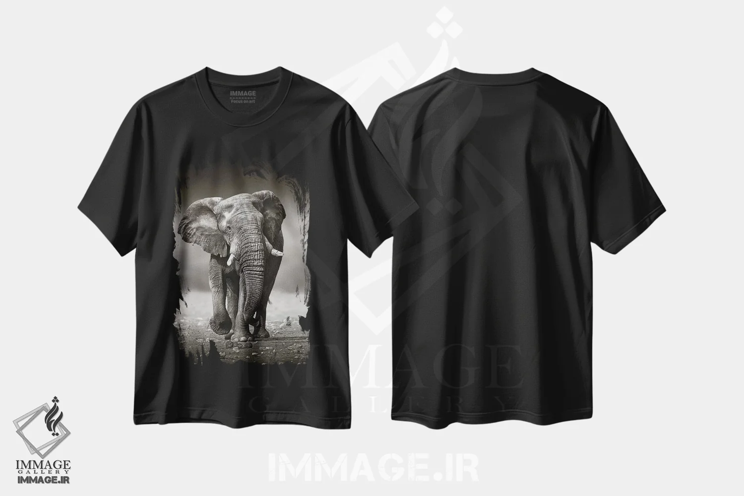 تیشرت مشکی طرح دار نزدیک شدن فیل از روبرو، عکاسی سیاه و سفید اثر یوهان سوانپوئل | immage.ir