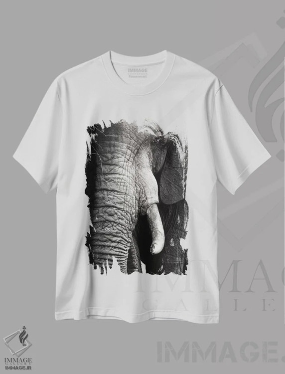 تیشرت سفید طرح دار پرتره نزدیک فیل، عکاسی سیاه و سفید اثر یوهان سوانپوئل | immage.ir