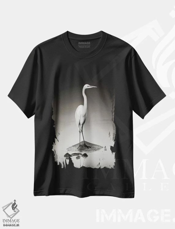 تیشرت مشکی طرح دار حواصیل سفید بزرگ روی اسب آبی، عکاسی سیاه و سفید اثر یوهان سوانپوئل | فروشگاه ایماژ