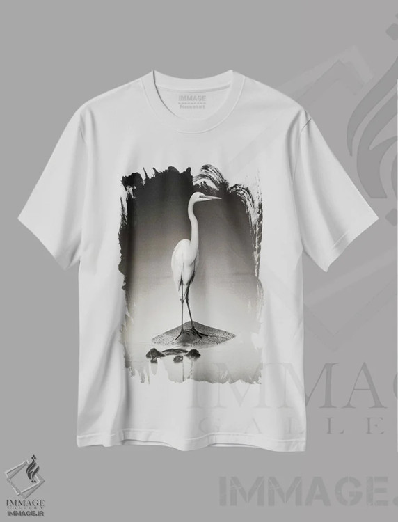 تیشرت سفید طرح دار حواصیل سفید بزرگ روی اسب آبی، عکاسی سیاه و سفید اثر یوهان سوانپوئل | immage.ir