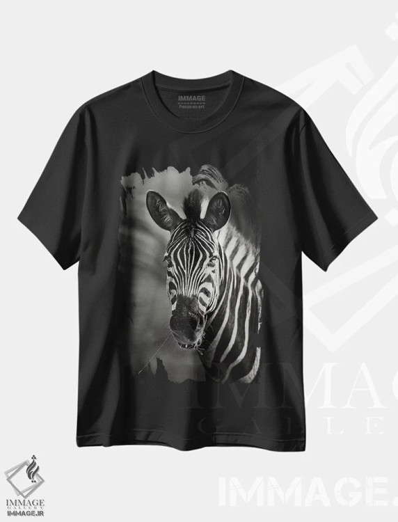 تیشرت مشکی طرح دار نمای نزدیک پرتره گورخر، عکاسی سیاه و سفید اثر یوهان سوانپوئل | فروشگاه ایماژ