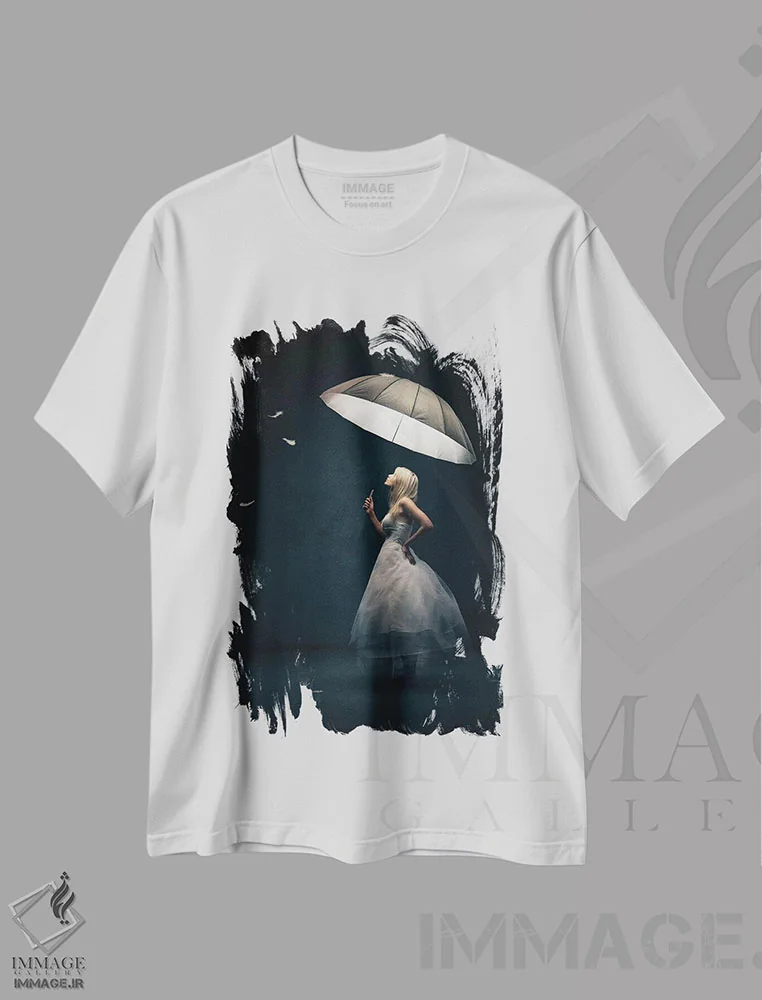 تیشرت سفید طرح دار دختر با چتر و پر، عکاسی فیگوراتیو اثر یوهان سوانپوئل | immage.ir