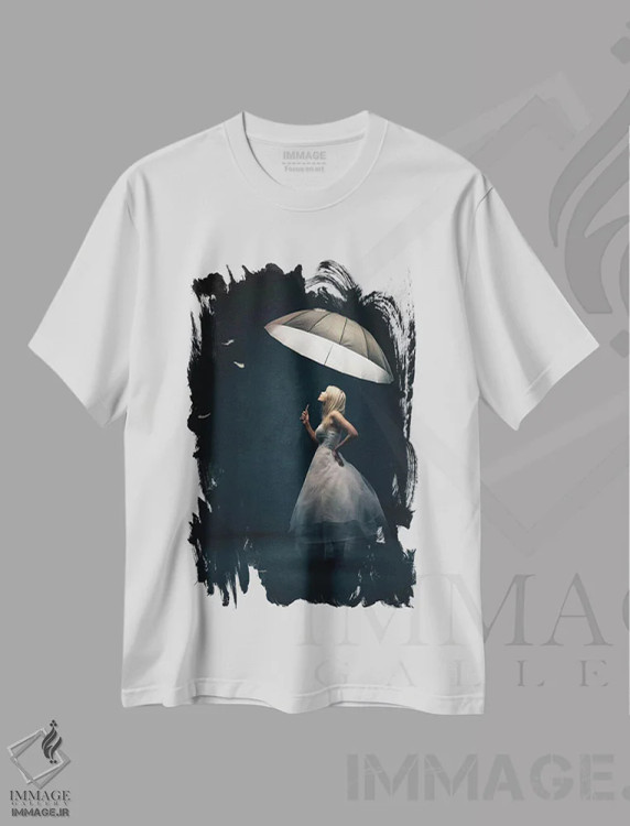 تیشرت سفید طرح دار دختر با چتر و پر، عکاسی فیگوراتیو اثر یوهان سوانپوئل | immage.ir