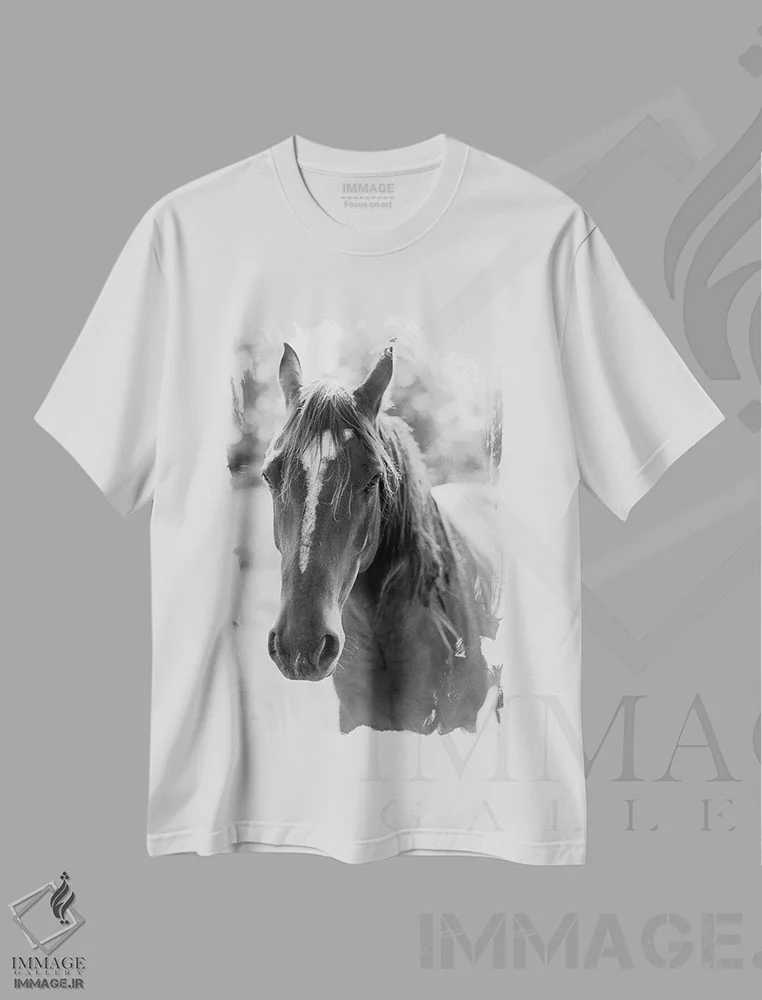 تیشرت سفید طرح دار پرتره یک اسب، عکاسی سیاه و سفید اثر جاستین میلتون | immage.ir