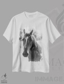 تیشرت سفید طرح دار پرتره یک اسب، عکاسی سیاه و سفید اثر جاستین میلتون | immage.ir