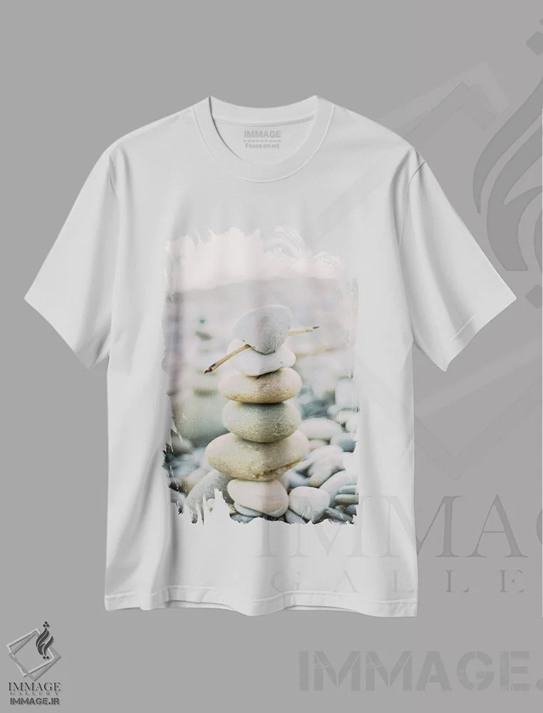 تیشرت سفید طرح دار مجسمه ساحل صخره ای، مدیوم اثر جاستین میلتون | immage.ir