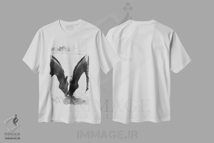 تیشرت سفید طرح دار اسب های شریک، عکاسی سیاه و سفید اثر جاستین میلتون | فروشگاه ایماژ