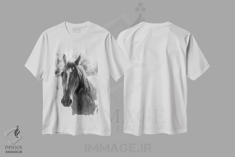 تیشرت سفید طرح دار پرتره یک اسب، عکاسی سیاه و سفید اثر جاستین میلتون | immage.ir
