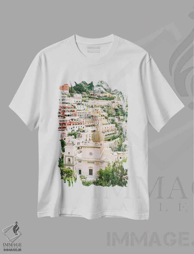 تیشرت سفید طرح دار روستای پوزیتانو بر لبه صخره، مدیوم اثر جاستین میلتون | فروشگاه ایماژ