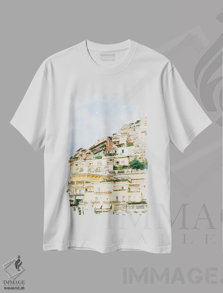 تیشرت سفید طرح دار پوزیتانو روی فیلم، مدیوم اثر جاستین میلتون | immage.ir