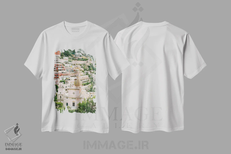تیشرت سفید طرح دار روستای پوزیتانو بر لبه صخره، مدیوم اثر جاستین میلتون | فروشگاه ایماژ