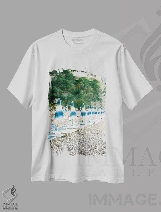 تیشرت سفید طرح دار ساحل پوزیتانو، مدیوم اثر جاستین میلتون | فروشگاه ایماژ