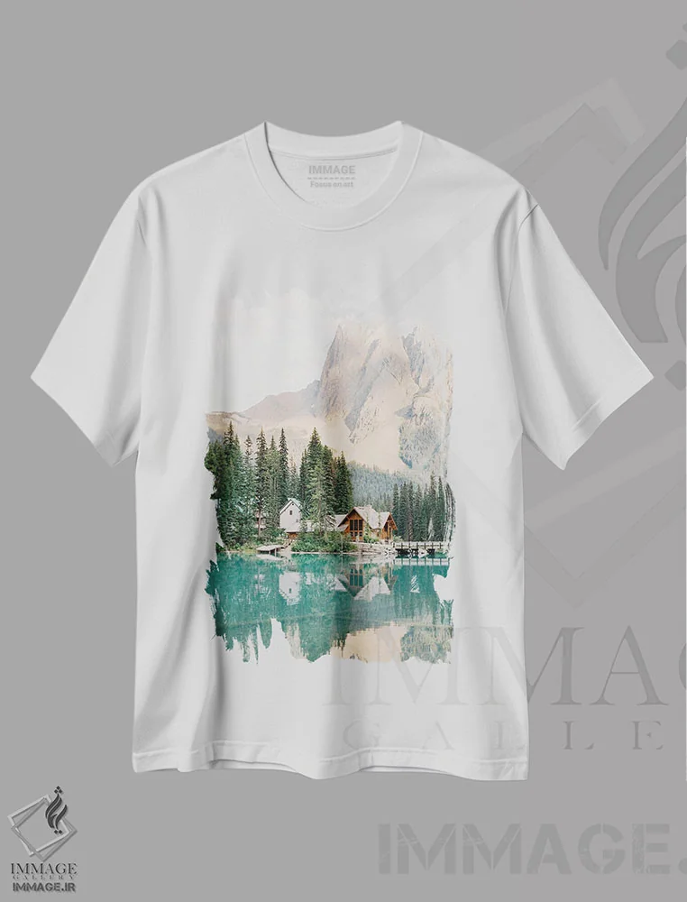 تیشرت سفید طرح دار کلبه دریاچه ای در کوهستان، مدیوم اثر جاستین میلتون | immage.ir