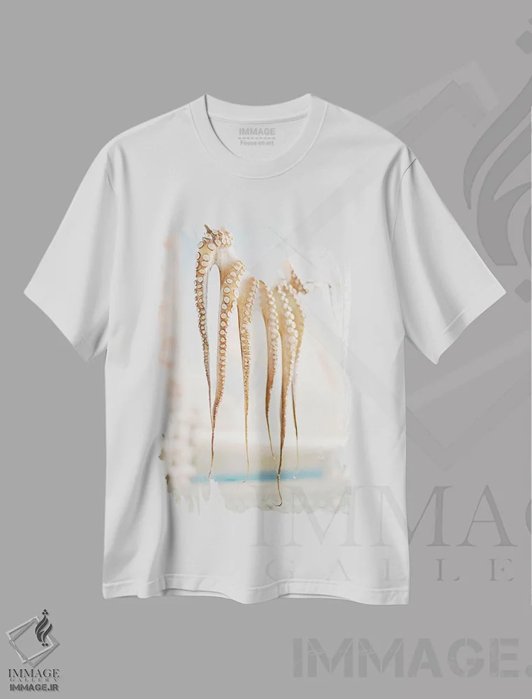 تیشرت سفید طرح دار روستای ماهیگیری مدیترانه ای، مدیوم اثر جاستین میلتون | immage.ir