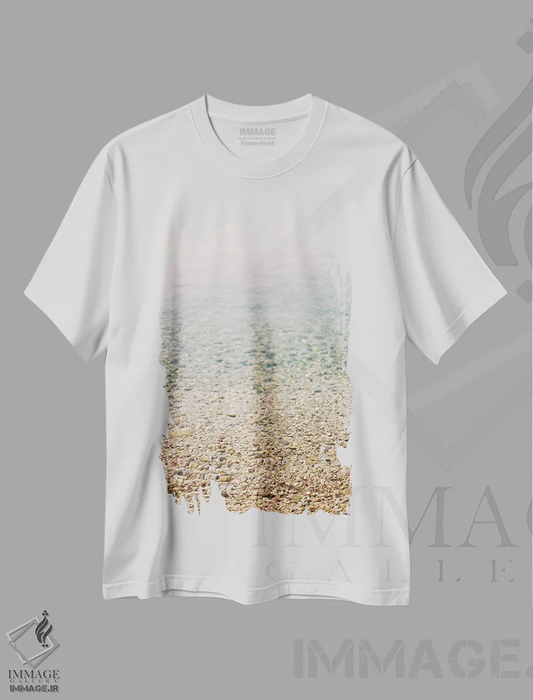تیشرت سفید طرح دار آب ساحلی زلال، مدیوم اثر جاستین میلتون | immage.ir