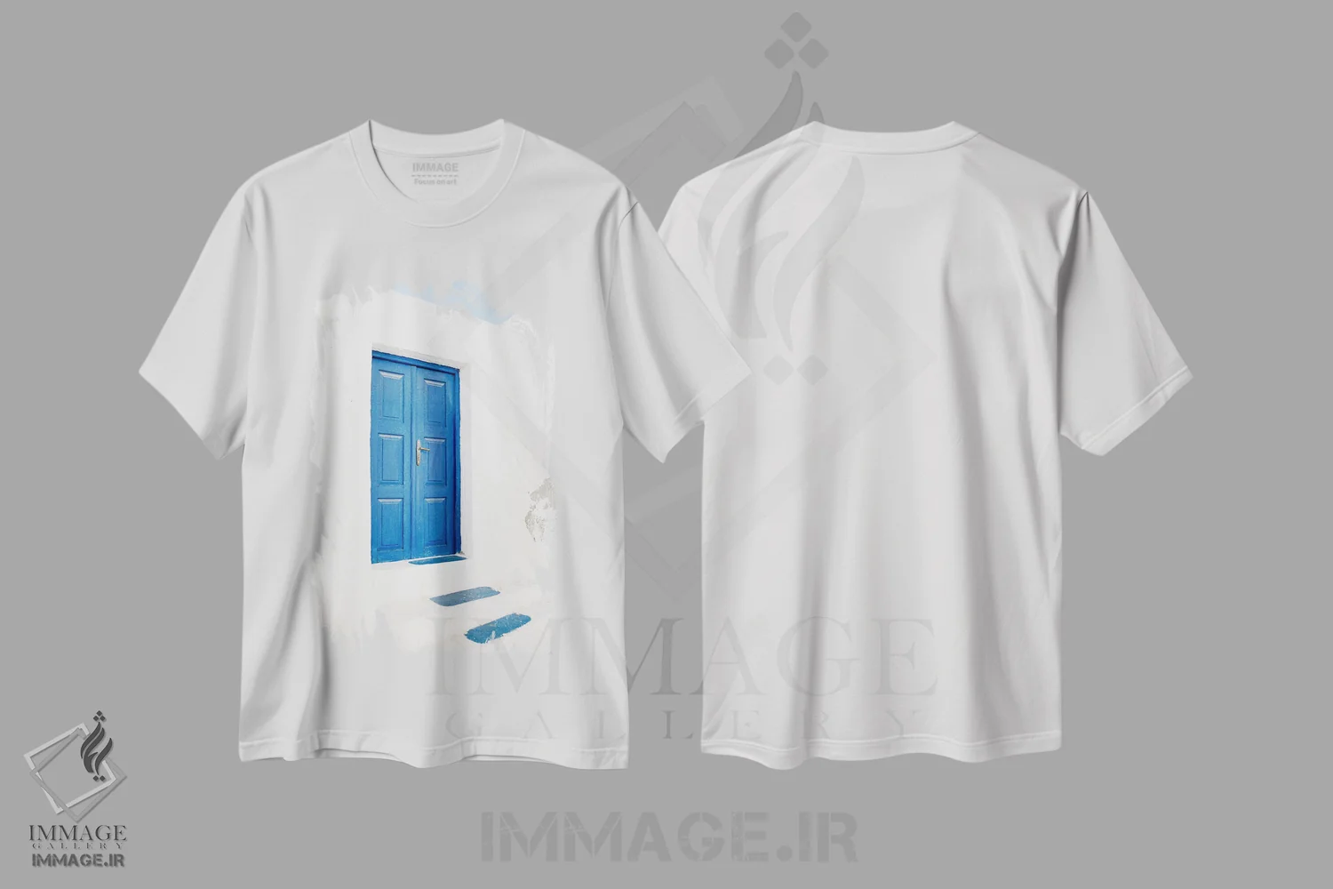 تیشرت سفید طرح دار در آبی سانتورینی، مدیوم اثر جاستین میلتون | immage.ir