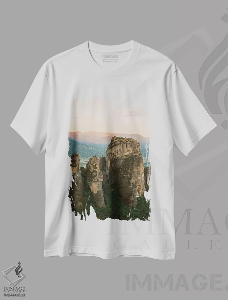 تیشرت سفید طرح دار صخره های سربرافراشته مته ئورا، مدیوم اثر جاستین میلتون | immage.ir