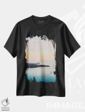 تیشرت مشکی طرح دار غروب کالدرای سانتورینی، مدیوم اثر جاستین میلتون | immage.ir