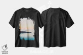 تیشرت مشکی طرح دار غروب کالدرای سانتورینی، مدیوم اثر جاستین میلتون | immage.ir