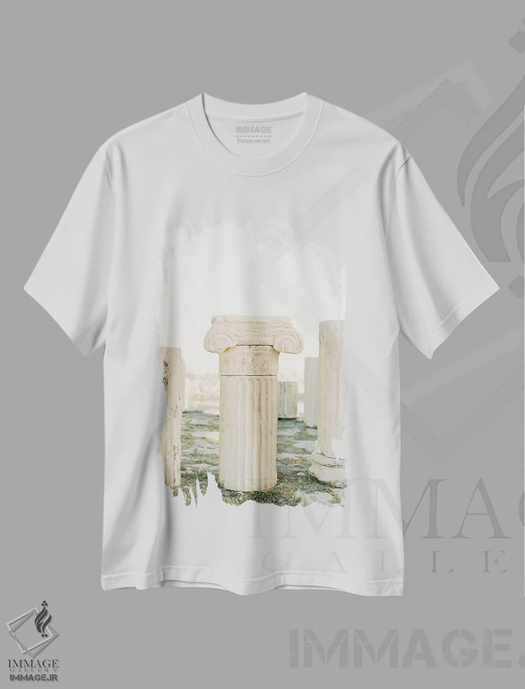 تیشرت سفید طرح دار ستون های یونان باستان، مدیوم اثر جاستین میلتون | immage.ir