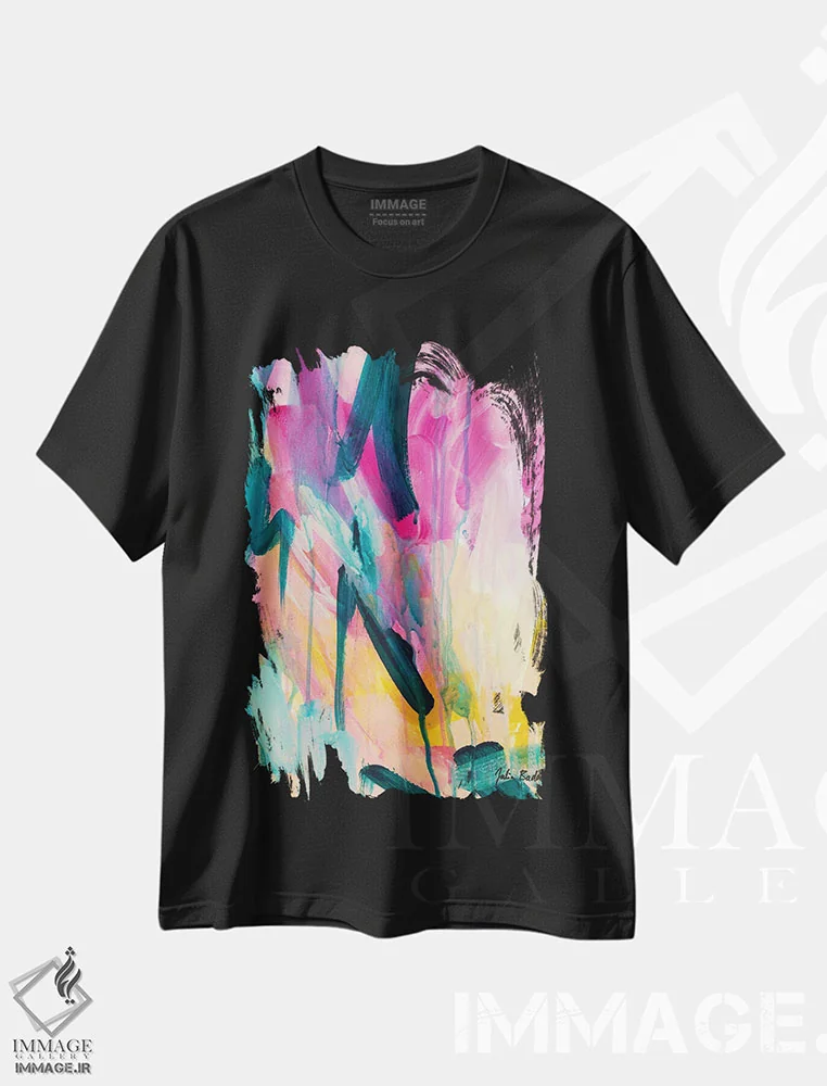 تیشرت مشکی طرح دار همین طور دور می چرخد اثر جولیا بادو | immage.ir