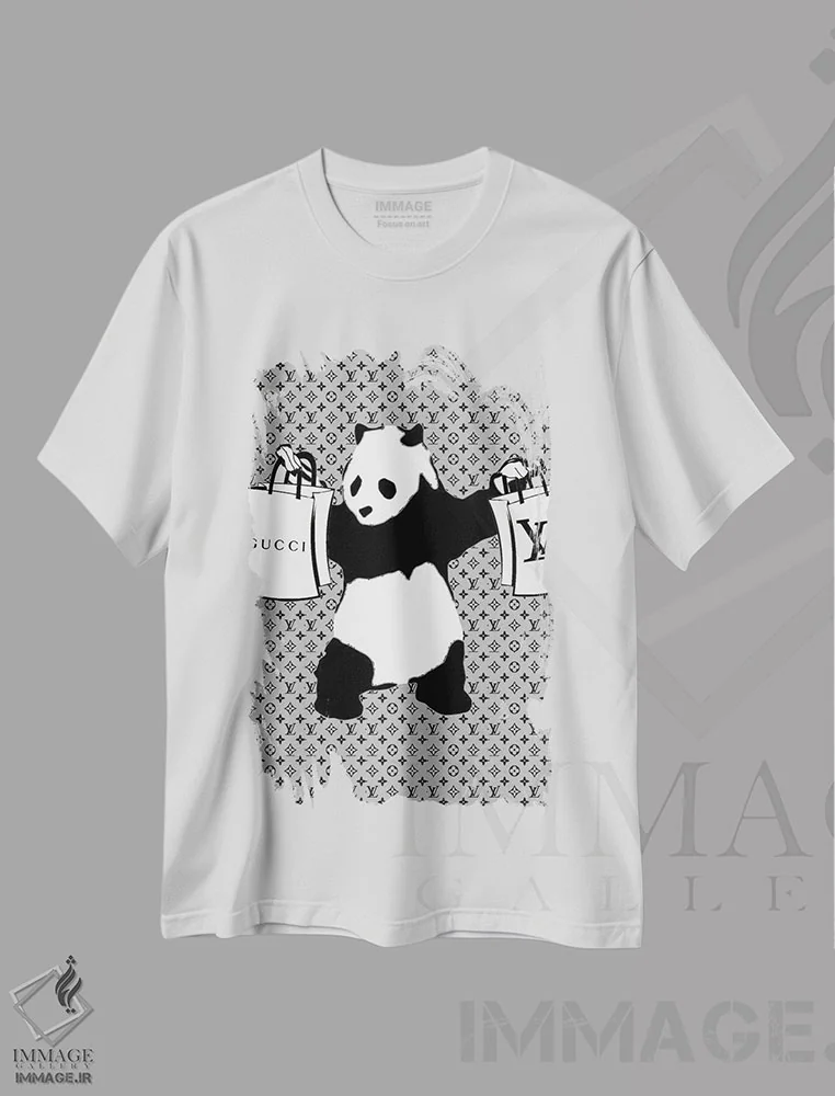 تیشرت سفید طرح دار پاندای مسلح با کیف خرید طرح گل قدیمی، هنر دیجیتال سیاه و سفید اثر جولی شریبر | فروشگاه ایماژ