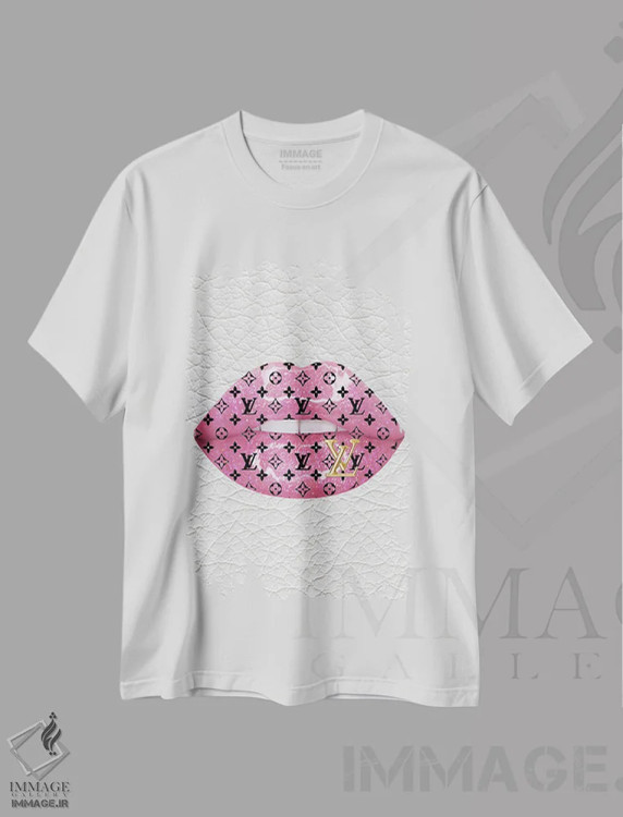 تیشرت سفید طرح دار لب های صورتی اکلیلی لوییز ویتون، تزئینی اثر جولی شریبر | immage.ir