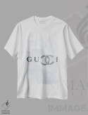 تیشرت سفید طرح دار لوگوی گوچی و شنل، تزئینی اثر جولی شریبر | فروشگاه ایماژ