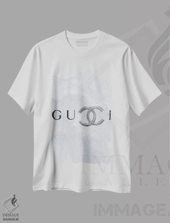 تیشرت سفید طرح دار لوگوی گوچی و شنل، تزئینی اثر جولی شریبر | فروشگاه ایماژ