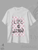 تیشرت سفید طرح دار لوگوی "زندگی گوچی است"، هنر دیجیتال اثر جولی شریبر | فروشگاه ایماژ