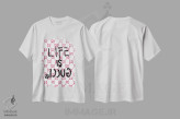 تیشرت سفید طرح دار لوگوی "زندگی گوچی است"، هنر دیجیتال اثر جولی شریبر | فروشگاه ایماژ