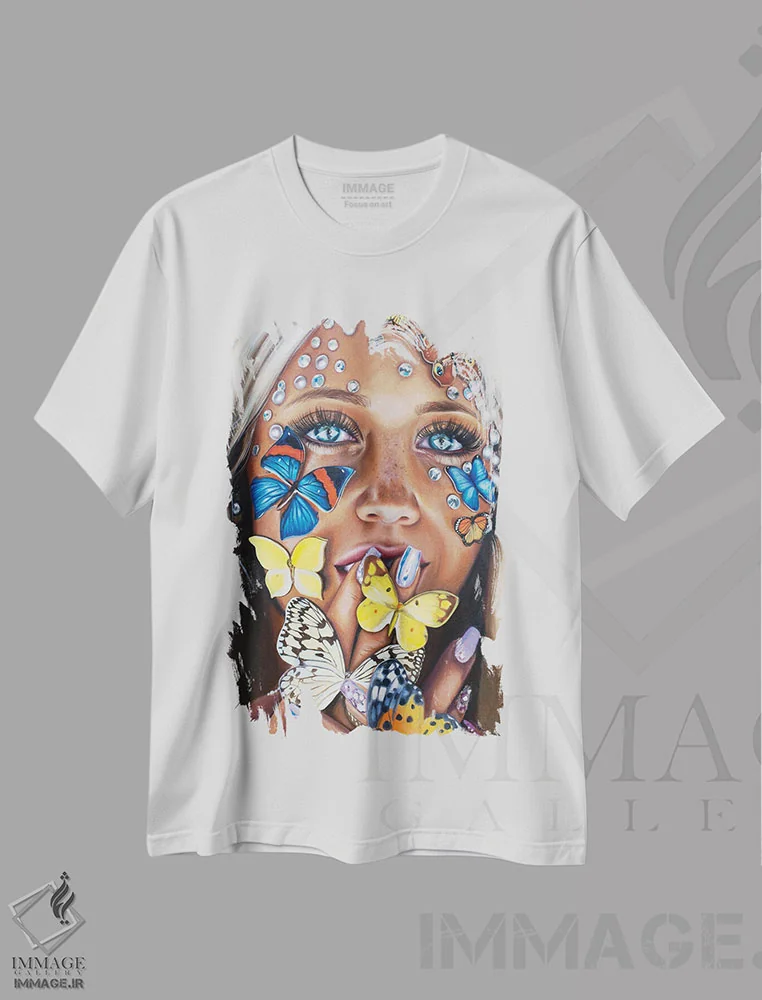 تیشرت سفید طرح دار بوسهٔ پروانه ای، هنر فاخر معاصر اثر جولیا رایان | immage.ir