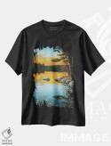 تیشرت مشکی طرح دار تابش غروب، دکور کلبه و لژ اثر جیک وندن برینگک | فروشگاه ایماژ