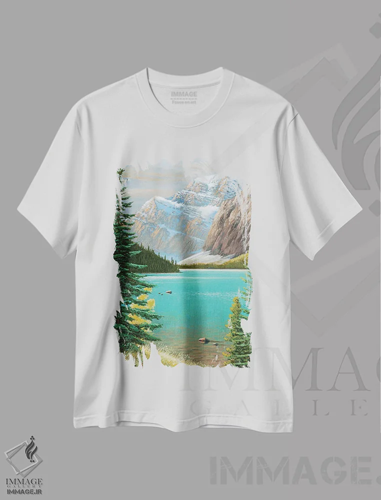 تیشرت سفید طرح دار کنار دریاچه کاول، دکور کلبه و لژ اثر جیک وندن برینگک | immage.ir