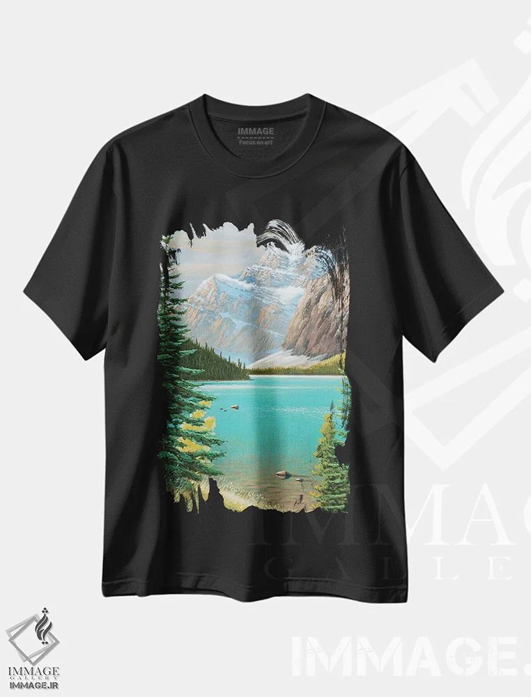 تیشرت مشکی طرح دار کنار دریاچه کاول، دکور کلبه و لژ اثر جیک وندن برینگک | فروشگاه ایماژ