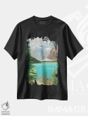 تیشرت مشکی طرح دار کنار دریاچه کاول، دکور کلبه و لژ اثر جیک وندن برینگک | فروشگاه ایماژ