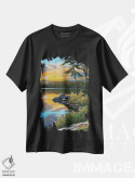 تیشرت مشکی طرح دار انعکاس های غروب، دکور کلبه و لژ اثر جیک وندن برینگک | immage.ir