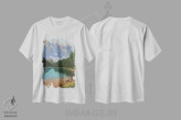 تیشرت سفید طرح دار بازتاب بی زمان، دکور کلبه و لژ اثر جیک وندن برینگک | فروشگاه ایماژ