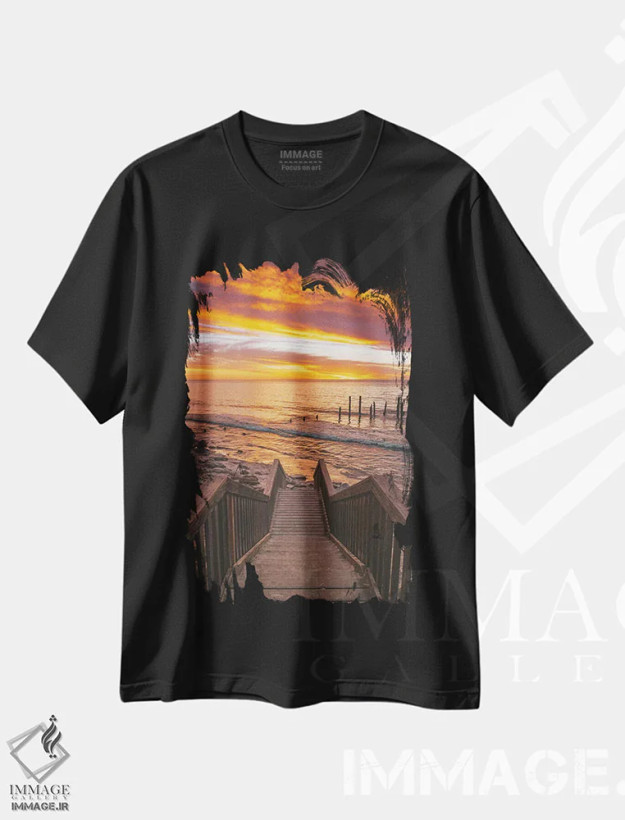 تیشرت مشکی طرح دار پله های کنار ساحل در غروب، مدیوم اثر جیمز وودیکا | فروشگاه ایماژ