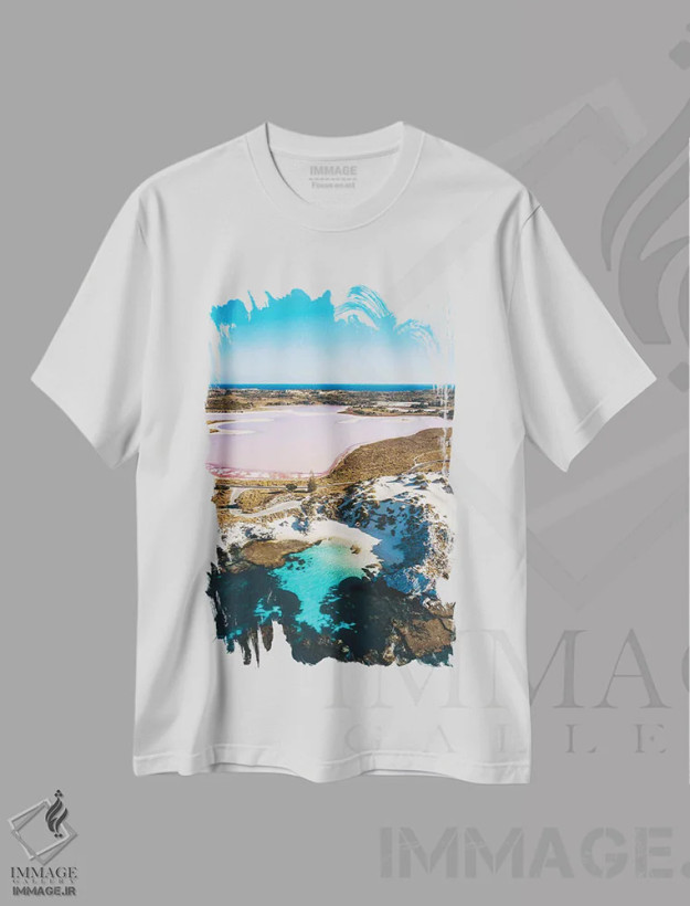 تیشرت سفید طرح دار دریاچه صورتی با اقیانوس فیروزه ای، مدیوم اثر جیمز وودیکا | فروشگاه ایماژ