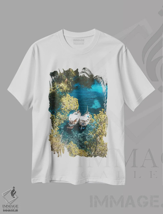 تیشرت سفید طرح دار قایق ها در سواحل اسپانیا، مدیوم اثر جیمز وودیکا | فروشگاه ایماژ